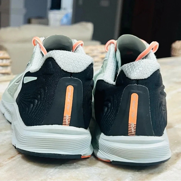 Women’s ALTRA Torin 5 Sneakers- Gray/Coral. Size 8 - Picture 6 of 8